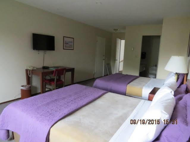 帝国汽车旅馆 100 Mile House 外观 照片